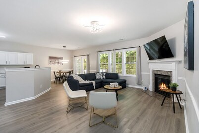 5-Bed Gem Close to Duluth Fun-Sleeps 16