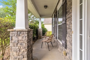 Terrace/patio - 5-Bed Gem Close to Duluth Fun-Sleeps 16 (Duluth)