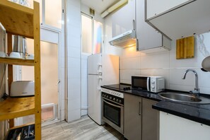 Fridge, microwave, oven, coffee/tea maker