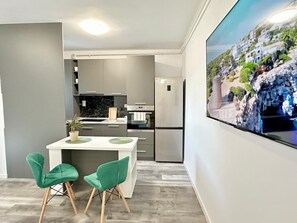 Microwave, oven, stovetop - Soothing studio with AC, WiFi and free parking in Baia Mare (Baia Mare)