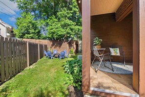 Outdoor dining - The Knocking Bird- Mins to CLE Clinic (Cleveland Heights)