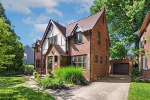 Exterior - The Knocking Bird- Mins to CLE Clinic (Cleveland Heights)
