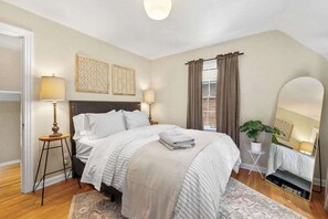 4 bedrooms, desk, iron/ironing board, WiFi - The Knocking Bird- Mins to CLE Clinic (Cleveland Heights)