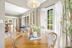 Dining - The Knocking Bird- Mins to CLE Clinic (Cleveland Heights)