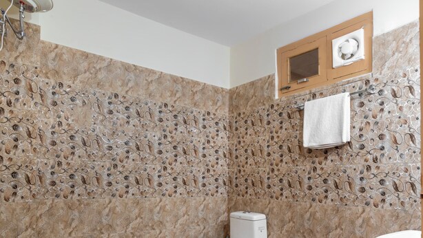 Shower, handuk, sampo, dan tisu toilet