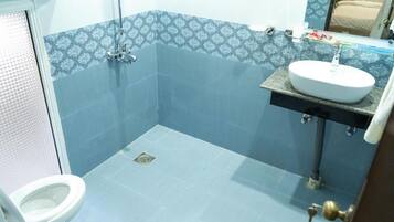 Standard Twin Room | Bilik Mandi | Kelengkapan dandanan diri percuma, pengering rambut, selipar