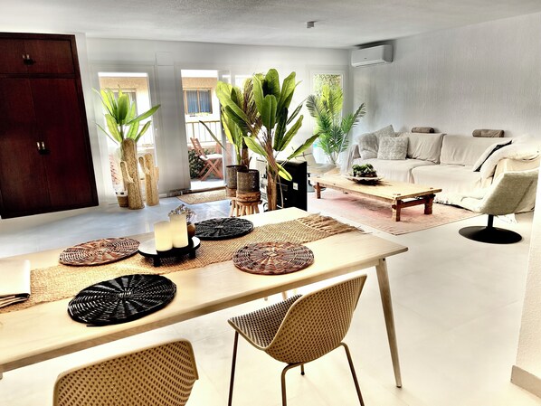 Living area - Canonigo Palmeras Street Torrevieja Centre/harbour/beach/boulevard (Torrevieja)