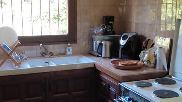 Een koelkast, een oven, een kookplaat, een koffiezetapparaat/waterkoker