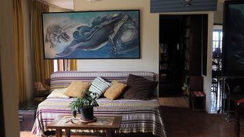 Smart-tv en een tafeltennistafel