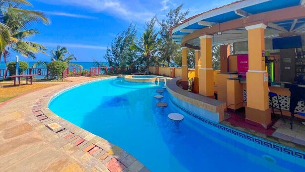Bar accessible depuis la piscine