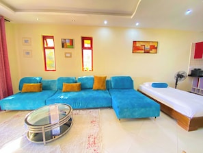 Flat-screen TV - Epic Beachfront suites (Mombasa)