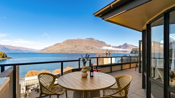 Outdoor dining - Beacon Sky Suite 1008 - 2 Bed (Queenstown)