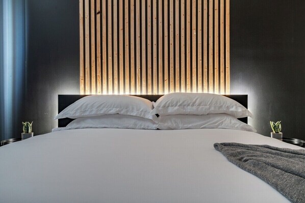 1 chambre, bureau, fer et planche à repasser, lit parapluie