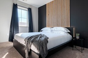 1 soverom, skrivebord, strykejern/-brett og reiseseng for barn