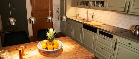 Ofen, Herdplatte, Geschirrspüler, Wasserkocher mit Kaffee-/Teezubehör