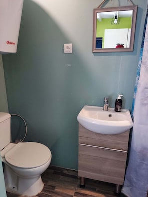 Sèche-cheveux, serviettes fournies, savon, papier toilette