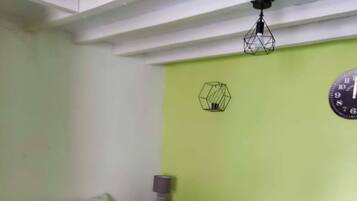 1 slaapkamer, een strijkplank/strijkijzer, wifi, beddengoed
