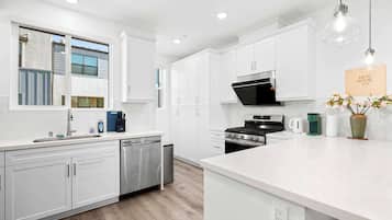 冰箱、微波炉、炉灶、洗碗机