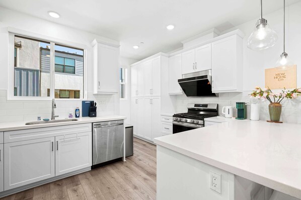 Fridge, microwave, stovetop, dishwasher