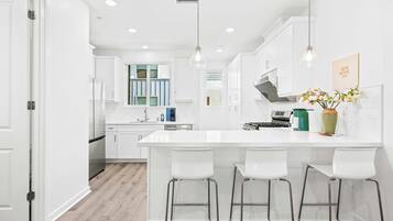 Refrigerador, microondas, parrilla de estufa y lavavajillas