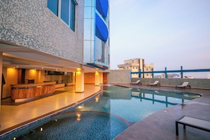 Outdoor pool - Parrot Hotel Arusha (Arusha)