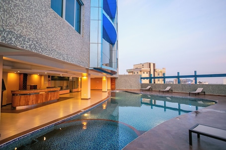 Una piscina al aire libre. Parrot Hotel Arusha