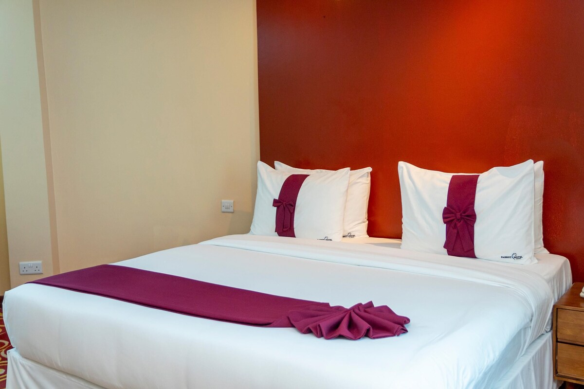 Executive Room, 1 King Bed, Non Smoking (View) | Egyptian cotton sheets, premium bedding, pillowtop beds, in-room safe