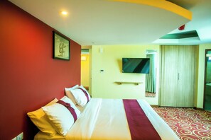 Egyptian cotton sheets, premium bedding, pillowtop beds, in-room safe - Parrot Hotel Arusha (Arusha)