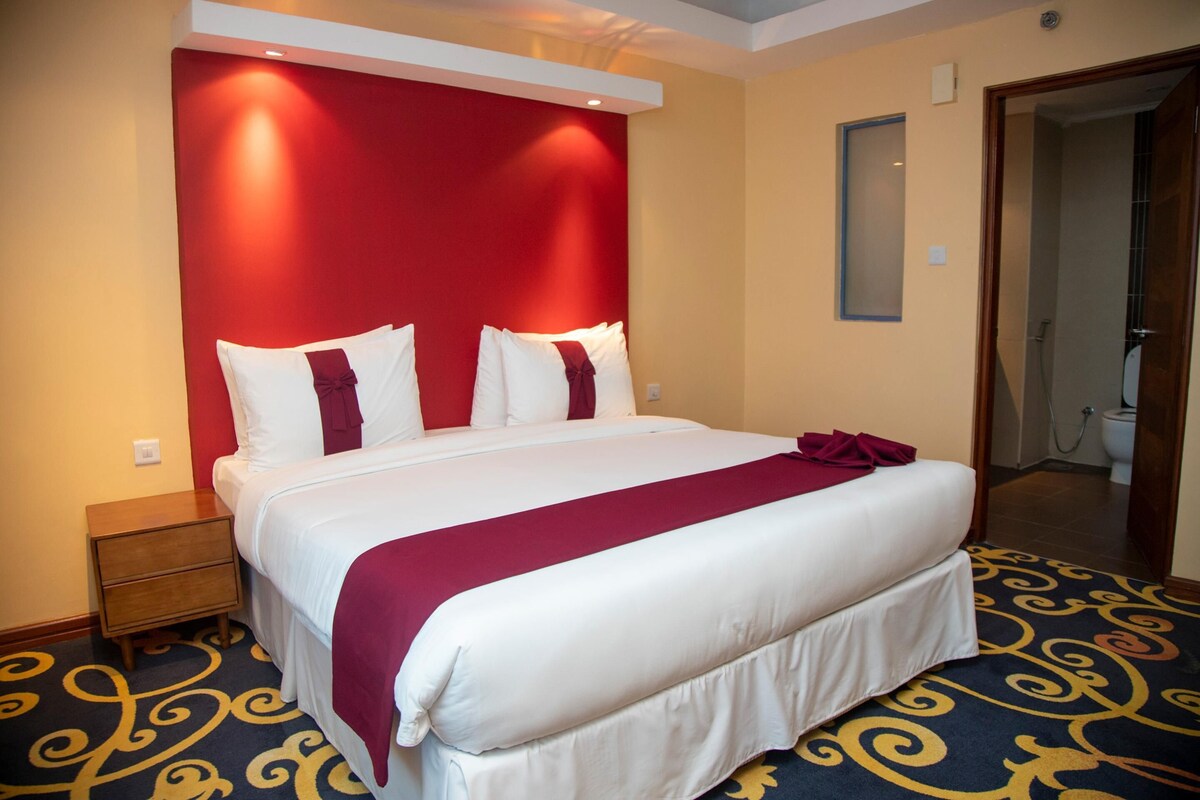 Executive Suite, 1 King Bed, Non Smoking (View) | Egyptian cotton sheets, premium bedding, pillowtop beds, in-room safe