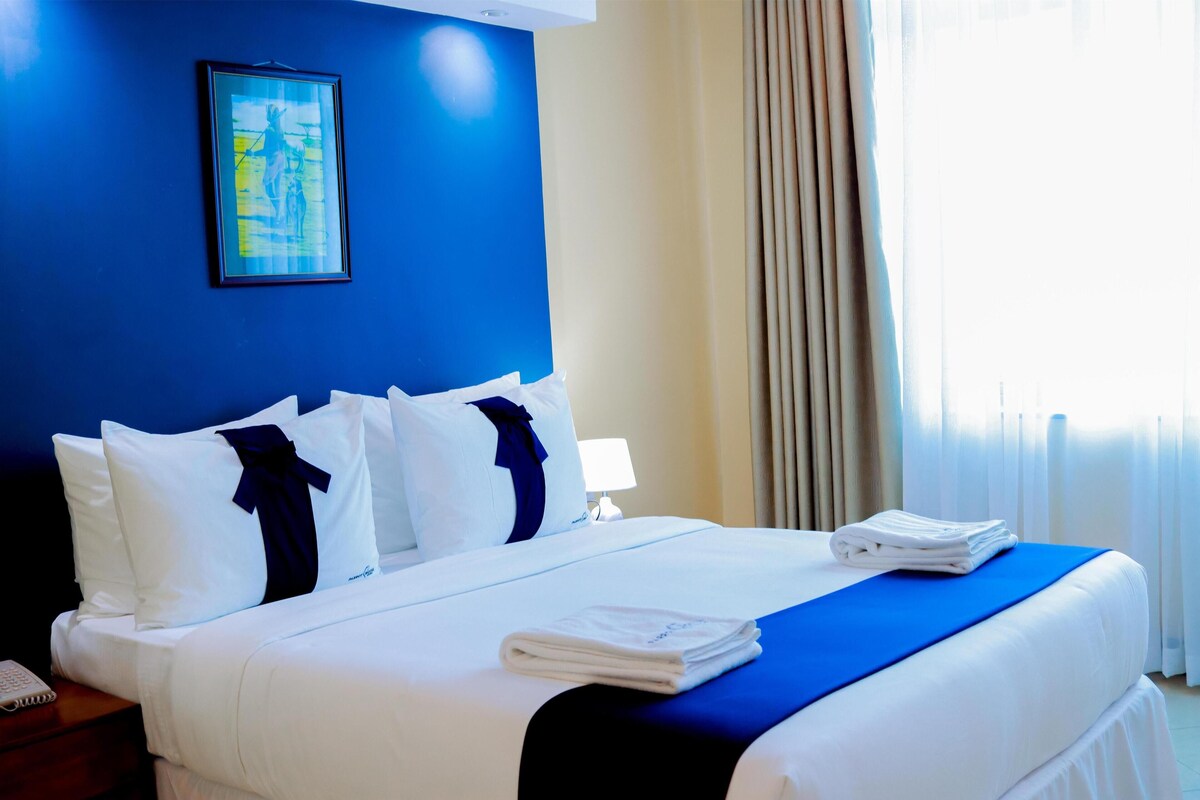 Deluxe Room, 1 Queen Bed, Non Smoking (View) | Egyptian cotton sheets, premium bedding, pillowtop beds, in-room safe