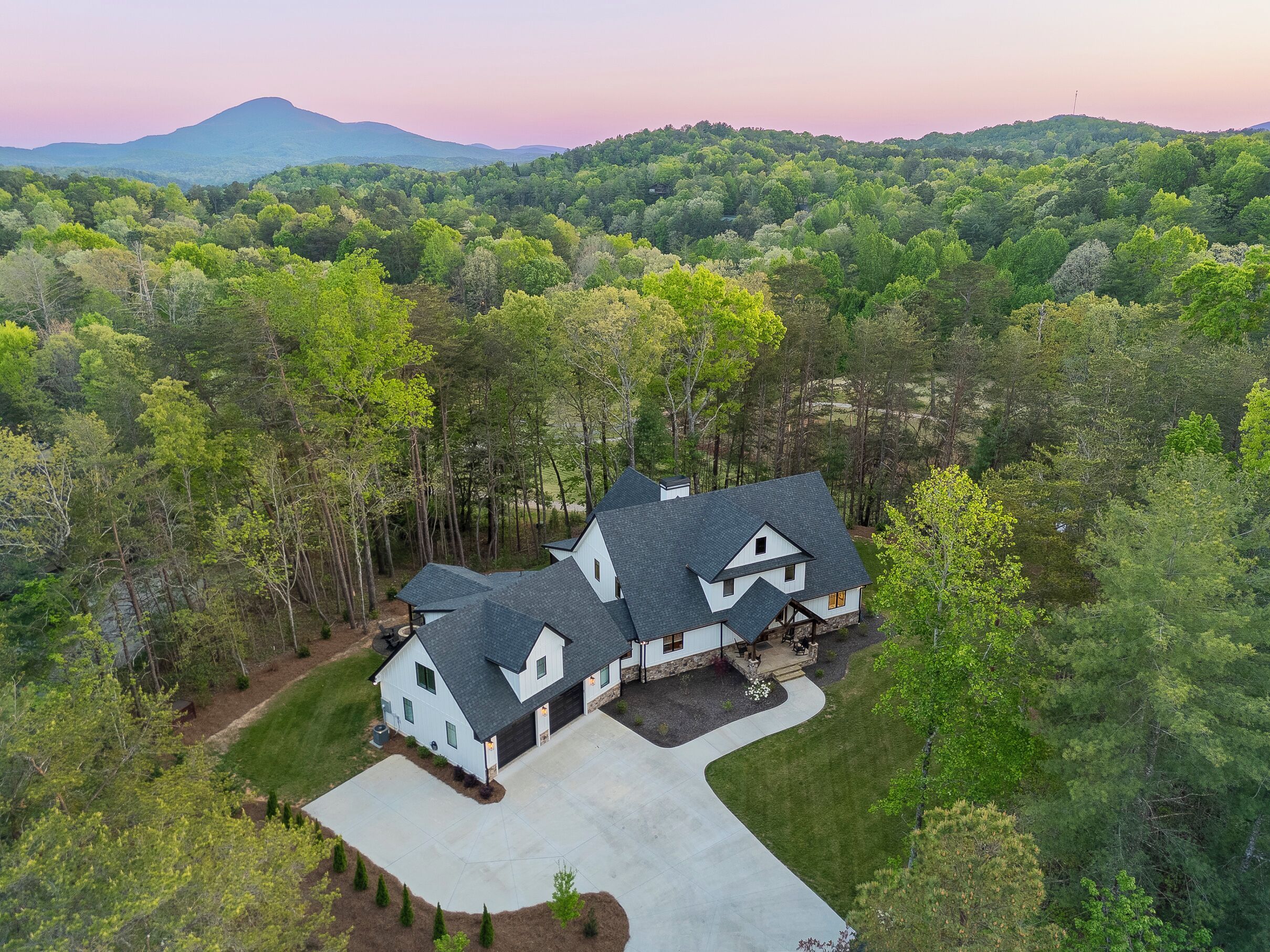 المن شأة من الخارج