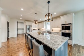 Fridge, microwave, oven, stovetop - Comfy Bear Mountain Lodge– Spacious Family-Frien (Helen)