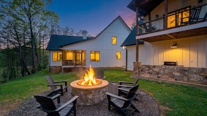 A house with a fire pit in the yard, outdoor seating, and a large deck. - Comfy Bear Mountain Lodge| Family-Friendly (Helen)