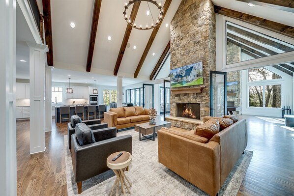 Smart-TV, Kamin, Bücher, Arbeitsbereiche