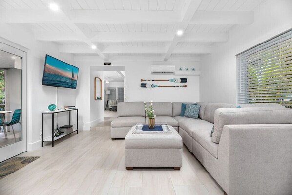 Smart TV - The Riverside Retreat #1 (Fort Lauderdale)