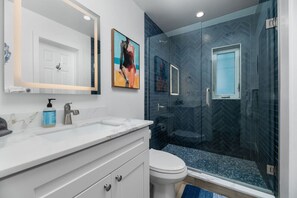 Een haardroger, handdoeken