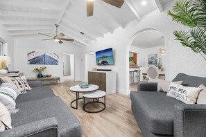 Smart TV - The Riverside Retreat #2 (Fort Lauderdale)