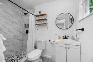 Sèche-cheveux, serviettes fournies