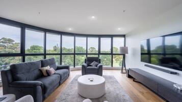 شقة | 4 عدّة غرف نوم ومكتب وخدمة الإنترنت