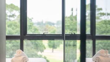 شقة | 4 عدّة غرف نوم ومكتب وخدمة الإنترنت