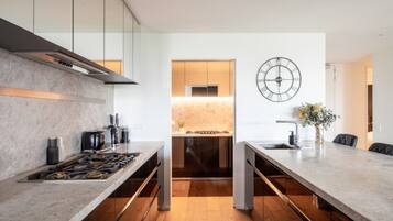 شقة | 4 عدّة غرف نوم ومكتب وخدمة الإنترنت