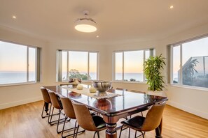 Villa | 5 bedrooms, Internet - Camps Bay Family Home With Sea Views Coral House (Cape Town)