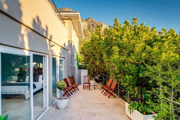 Villa | 5 bedrooms, Internet - Camps Bay Family Home With Sea Views Coral House (Cape Town)