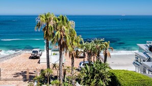 Ein strandnahes Anwesen mit Sandstrand, Palmen und freiem Blick auf den Ozean.