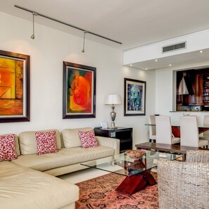 3 bedrooms, Internet - Private Holiday Apartment w Pool and Views Bali E (Cape Town)