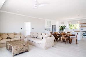 2 bedrooms, Internet - Elegant Apartment w Ocean Views Quenera Apartment (Cape Town)