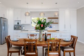 2 bedrooms, Internet - Elegant Apartment w Ocean Views Quenera Apartment (Cape Town)