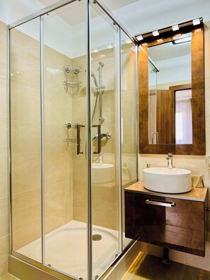 Douche, sèche-cheveux, serviettes fournies