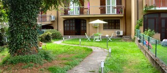 Elegant and refined terraced villa located 5 minutes from Lake Garda.