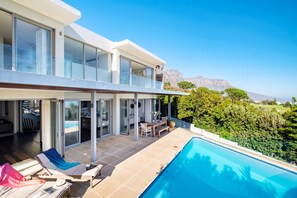 4 bedrooms, desk, iron/ironing board, Internet - Sea View Sanctuary at Shakawe Villa (Cape Town)